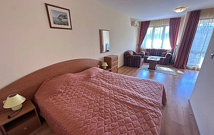 ID 13826 Large studio in Gallery Photo 2