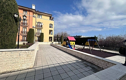 ID 13826 Large studio in Gallery Photo 8