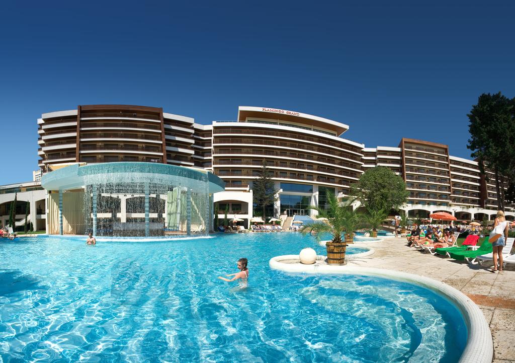 Hotel with an outdoor pool — Albena