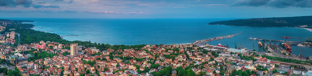 Panorama of the city and bay — Varna