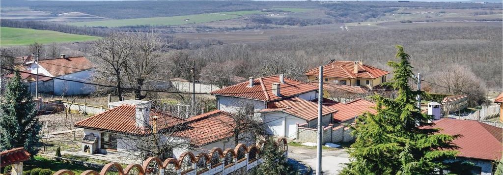 Houses and the village’s green surroundings — Priseltsi and Bliznatsi