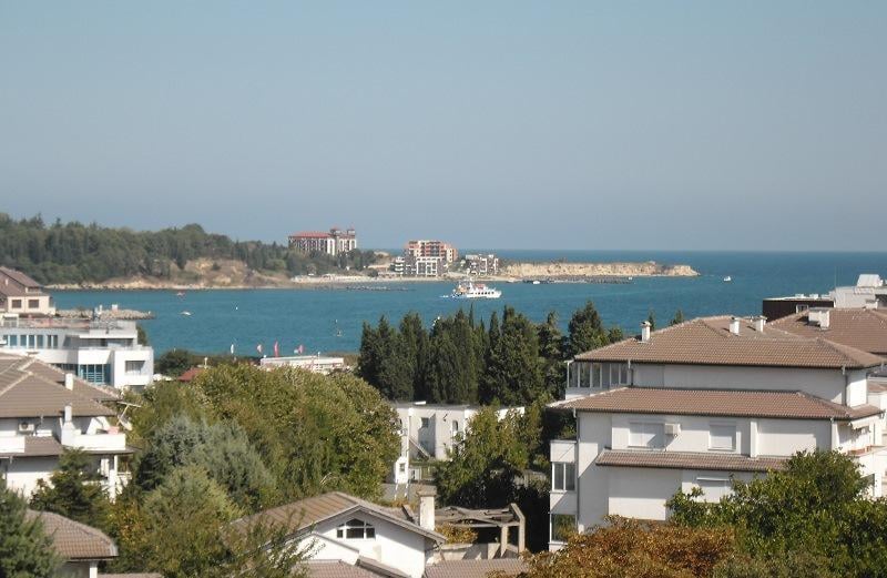 Residential buildings overlooking the bay — Ravda