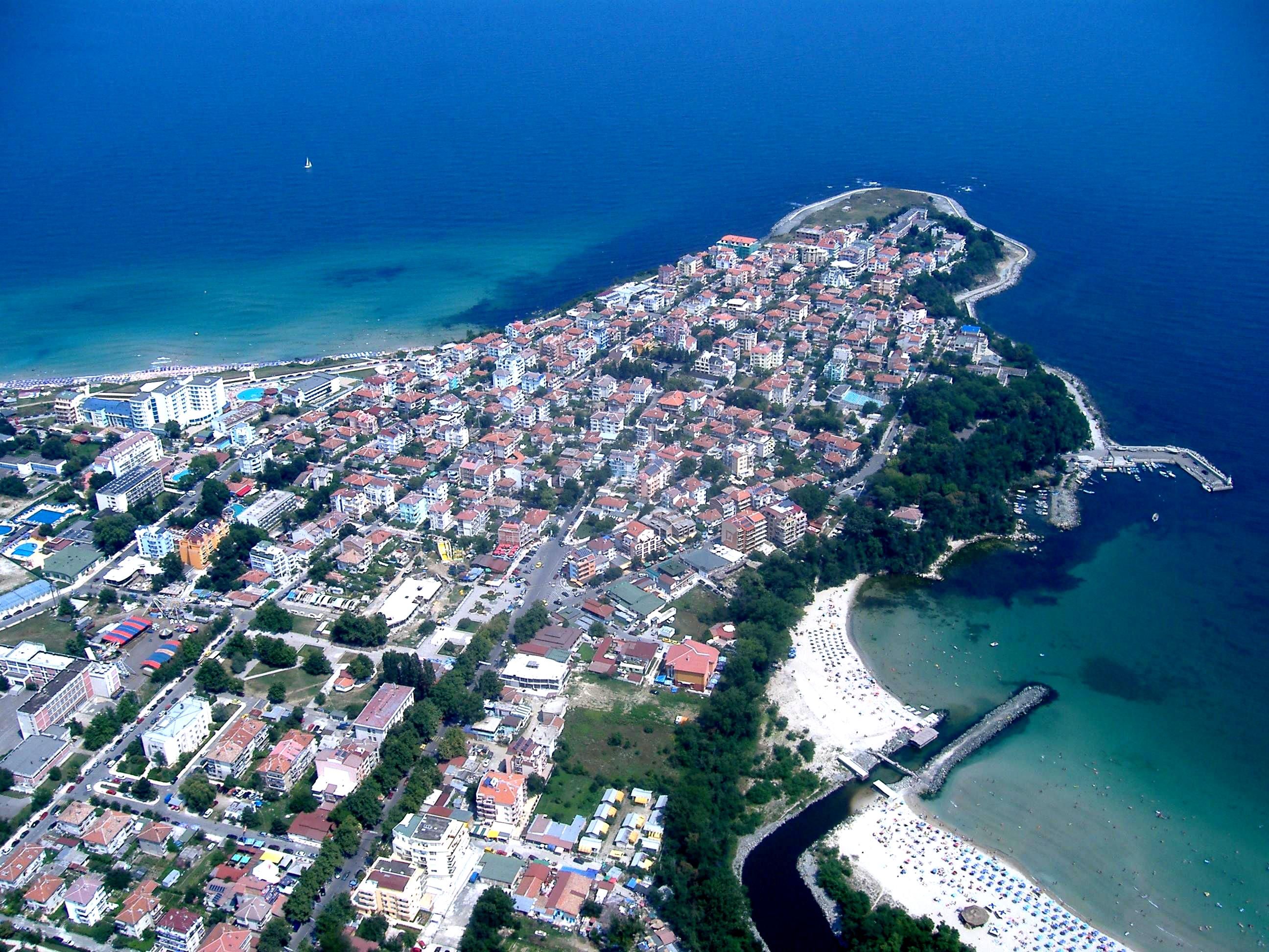 Panorama of the coastline and residential buildings — Primorsko