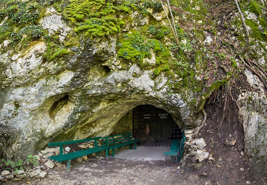 Entrance to Yagodinskaya cave