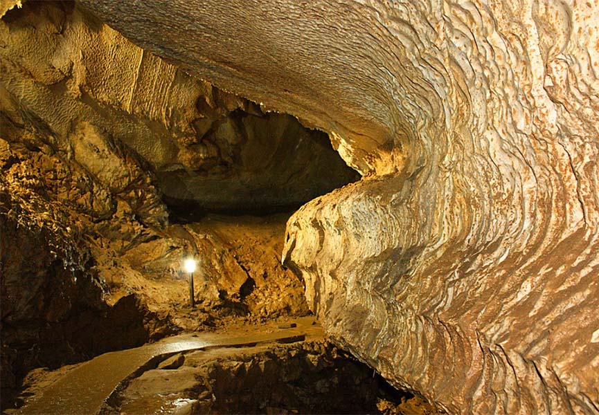 Yagodinska cave: hiking trail