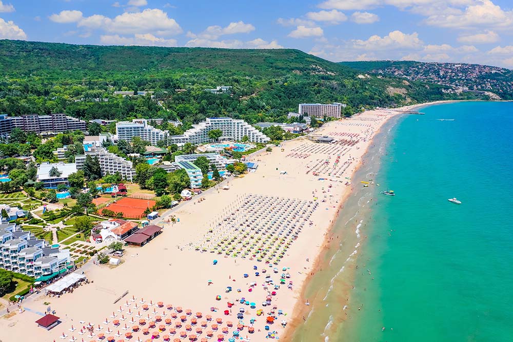 Bulgarian coastal properties for Finnish investors Panoramic view of Bulgarian coastal resort with beach hotels and properties attractive to Finnish buyers