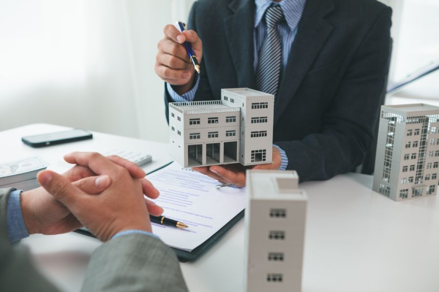 Man chooses between house models comparing developer installments and secondary market purchases in Bulgaria.